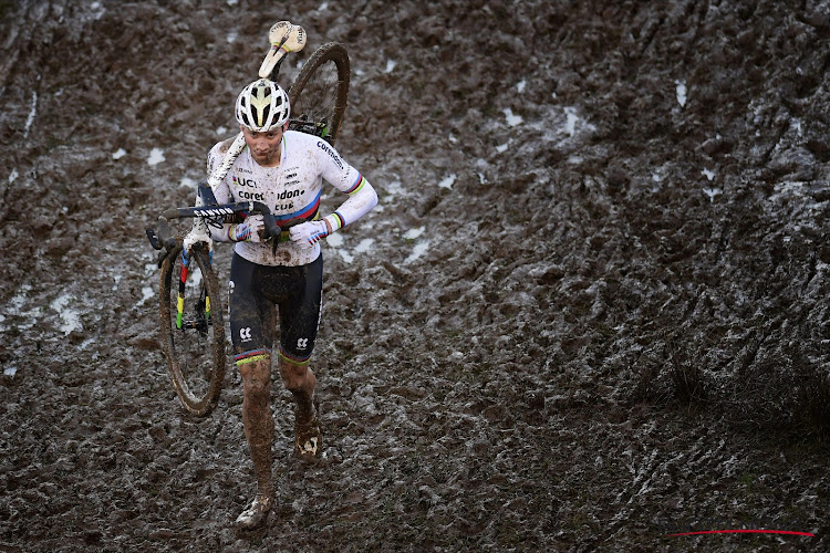 Van der Poel stoort zich nauwelijks aan loslopende hond en antwoordt als een kampioen