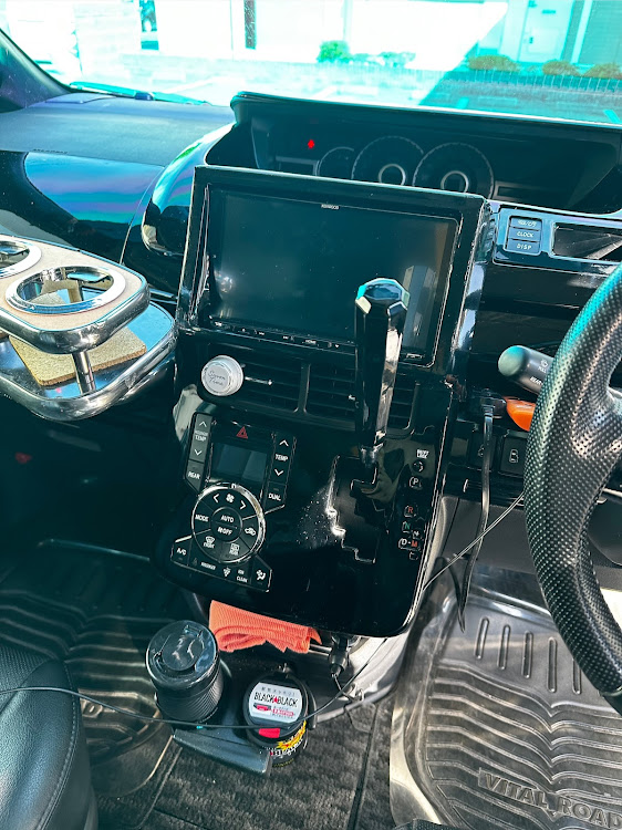 ヴォクシーのヴォクシー70・ZRR70W・洗車・バックカメラ取付・シフトノブ交換に関するカスタム事例の投稿画像2枚目