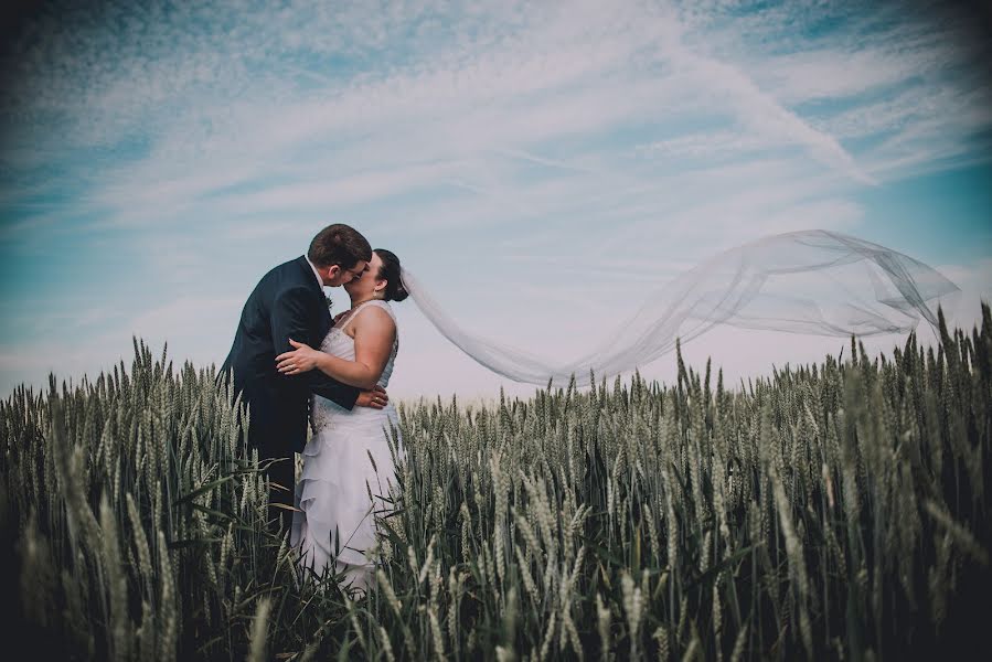 Fotógrafo de casamento Gábor Badics (badics). Foto de 1 de julho 2017