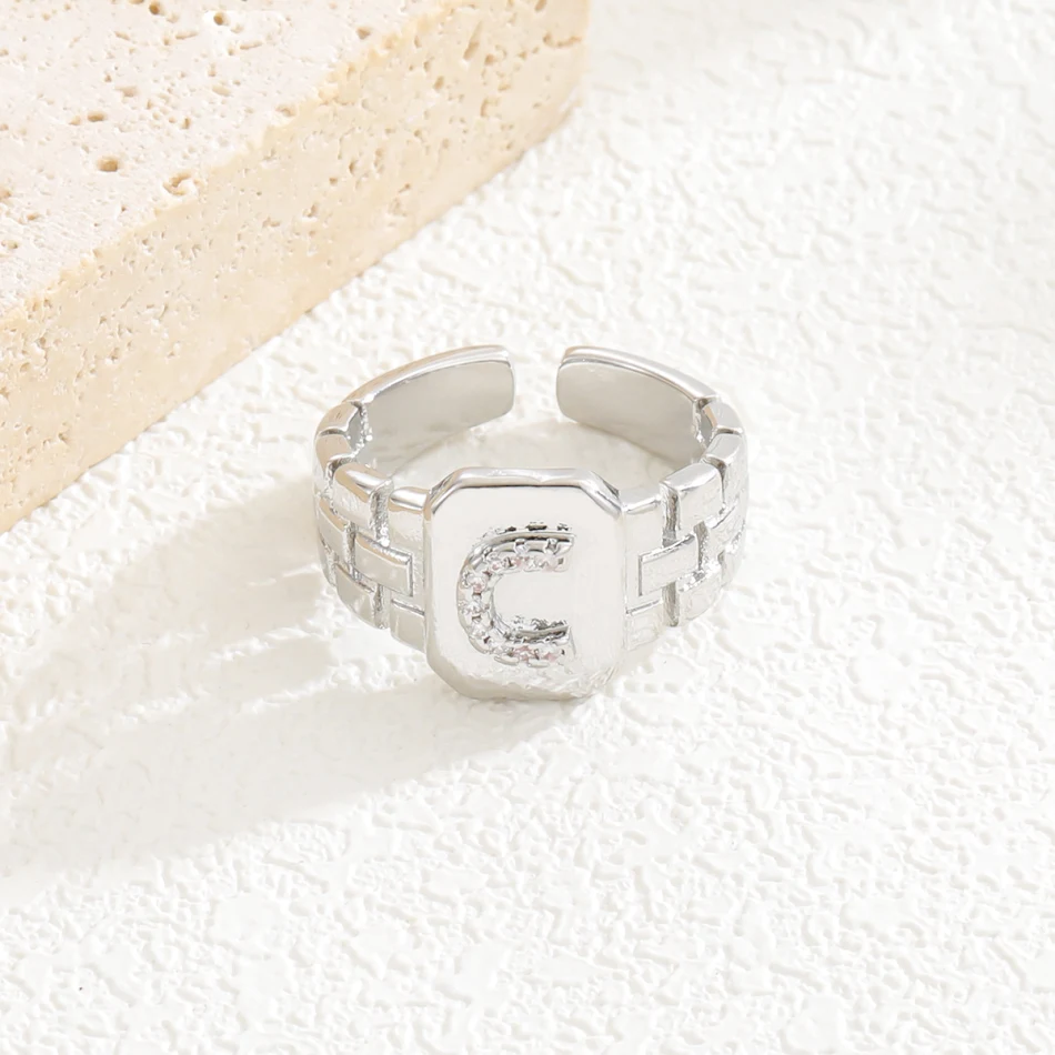 Koper ingelegde zirkoon letters ring Vintage distressed Een unieke ring voor een vintage look of als bijzonder cadeau met een persoonlijke boodschap.
