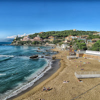 Il mare di un soleggiato inizio autunno. di 