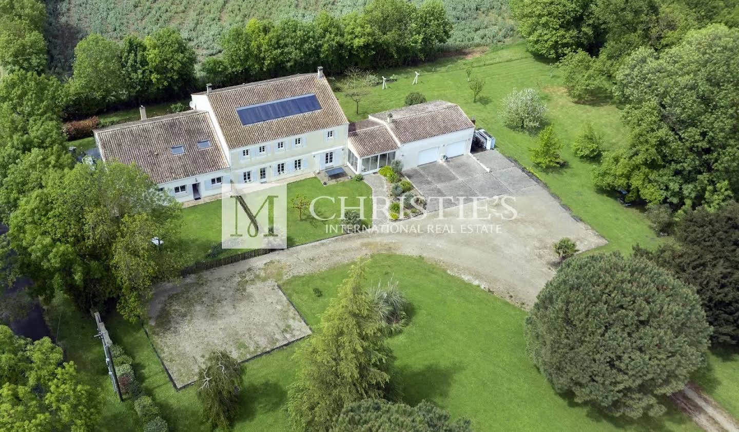 House with terrace Saint-Sornin