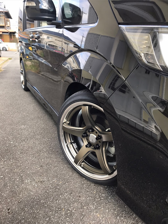 ステップワゴンのホイール交換・車高調整・ワークエモーション・契闊・アウトリップに関するカスタム事例の投稿画像5枚目