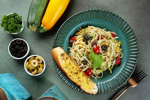 Chicken Spaghetti Pasta In Aglio Olio E Peperoncino