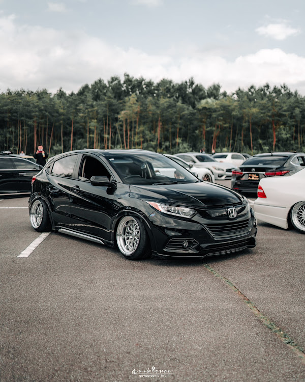 ヴェゼルのusdm・simple clean・static・生脚・車高短suvに関するカスタム事例の投稿画像3枚目