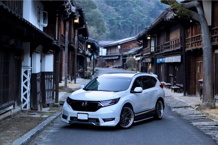 CR-Vのレオンハルト・USバンパー・BLITZ DAMPER ZZ-R・ホイール・車高調整に関するカスタム事例の投稿画像3枚目