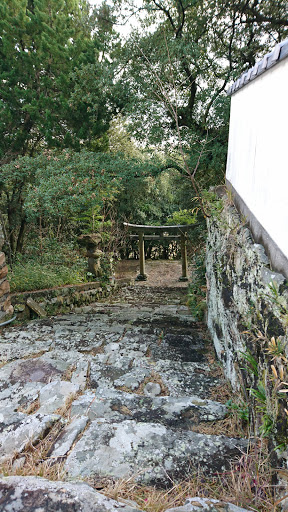 磯菜神社正面の鳥居と灯籠