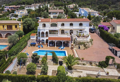 Villa avec piscine et jardin 1