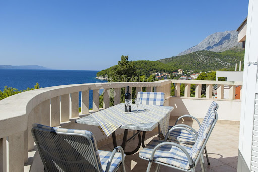 Terrace with table, chairs and sea view - Luxury house for sale in Drvenik, 26 rooms, 16 bedrooms