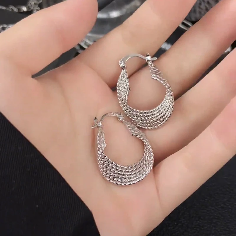 Geometrijske Twist minđuše za žene. Jedinstven i moderan dizajn, savršene za isticanje vašeg stila sa elegancijom.