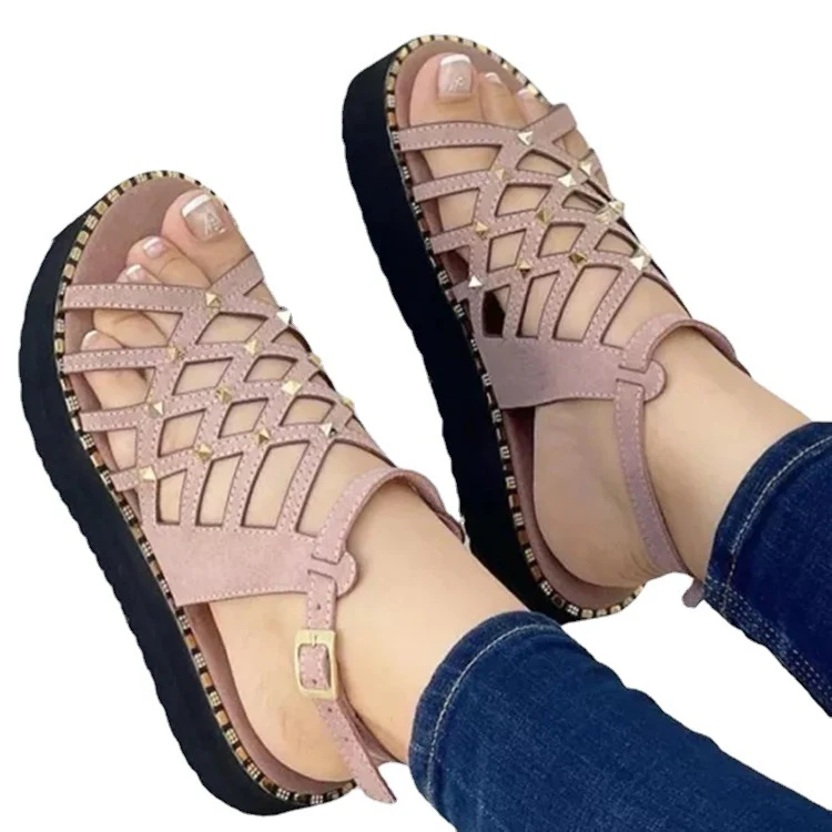 Sandali con plateau e punta aperta da donna, un mix di stile e comfort. Perfetti per un look estivo trendy e sempre alla moda.