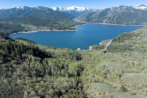 Lake surrounded by mountains and forests - Prestige property for sale in Irwin