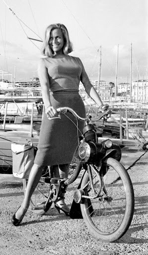 Honor Blackman en Solex.