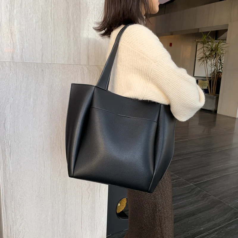 Grand sac à bandoulière en cuir souple et spacieux. Confort et élégance pour transporter tout vos essentiels au quotidien