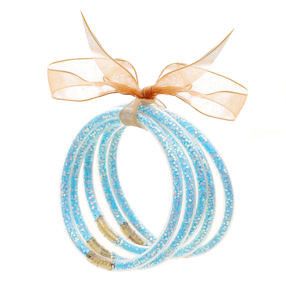 Cinco pulseiras com tubos de plástico, partículas de pó de ouro e lantejoulas. Adicione brilho e glamour a qualquer roupa com facilidade.