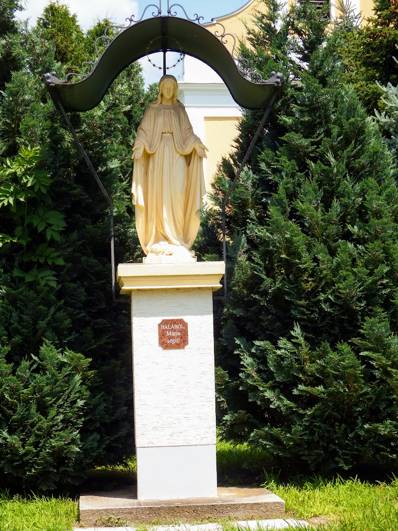 Szomód - Szűz Mária-szobor a katolikus templom kertjében