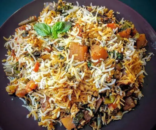 Veg Biryani With Raita