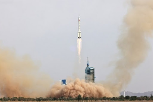 Kina lansirala svemirski brod Šendžou-16 sa tročlanom posadom