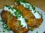 ☆.•♥•Hasselback Garlic Potatoes w/ Bacon & Cheese was pinched from <a href="https://www.facebook.com/photo.php?fbid=133842046779560" target="_blank">www.facebook.com.</a>