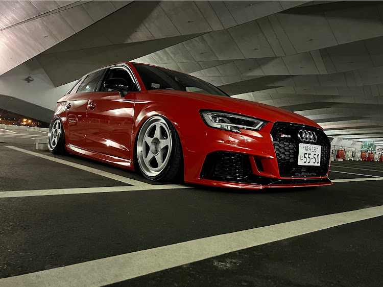 RS3 スポーツバックの実は純正なんです・エアサス・rotiform・ちんちんスタイル・投稿の秋に関するカスタム事例の投稿画像1枚目