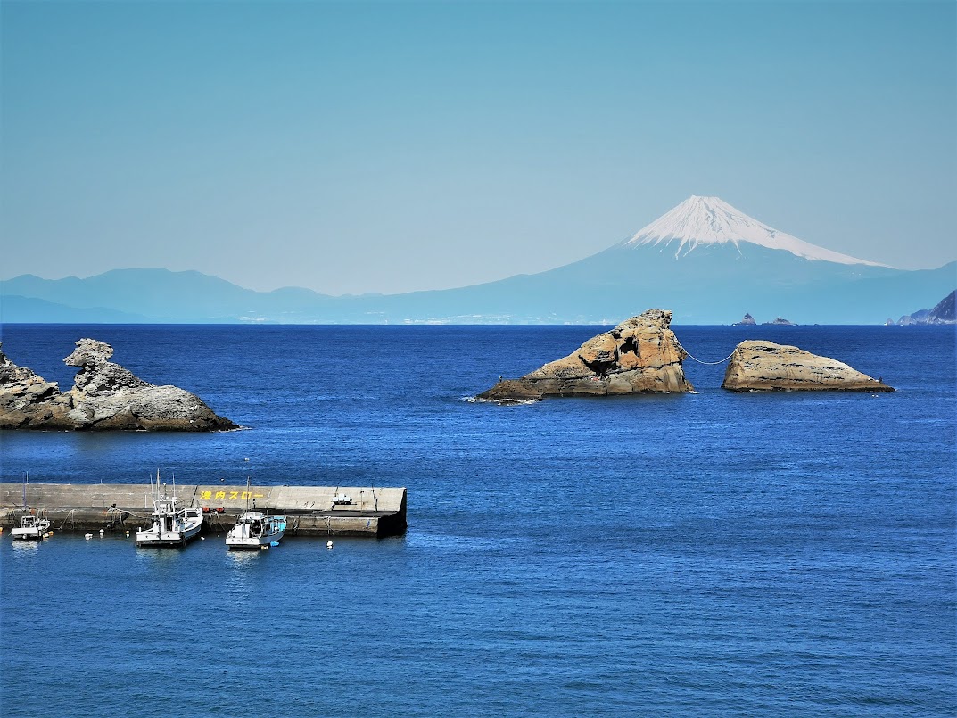 海に浮かんだ二つの岩の背後に富士山が見える雲見海岸の 牛着岩 日本秘境探訪