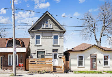 House with garden 8