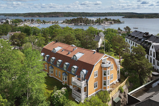 Apartment / penthouse purchase in Saltsjöbaden (Sweden) - Yellow house by the sea, classic architecture