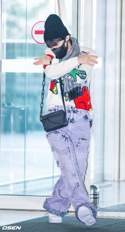 J-Hope leaving for Paris to attend the Louis Vuitton Menswear Fall/Winter  2023 Fashion Show. J-HOPE X LOUIS VUITTON #jhopeXLouisVuitton