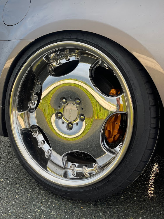 スカイラインクーペのv36・キャリパー塗装に関するカスタム事例の投稿画像3枚目