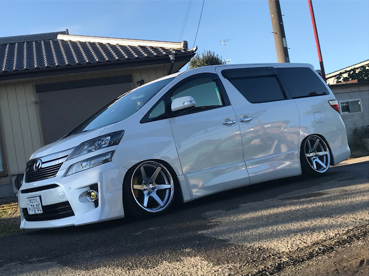 ヴェルファイアの2018ベストショット・車高調に関するカスタム事例の投稿画像1枚目