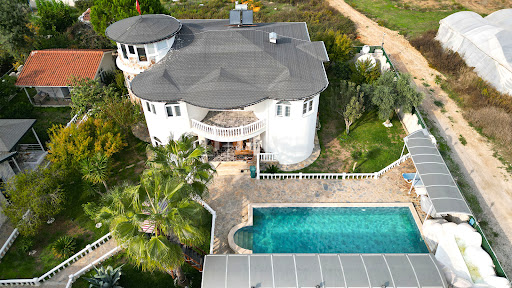 Maison avec piscine et terrasse 1