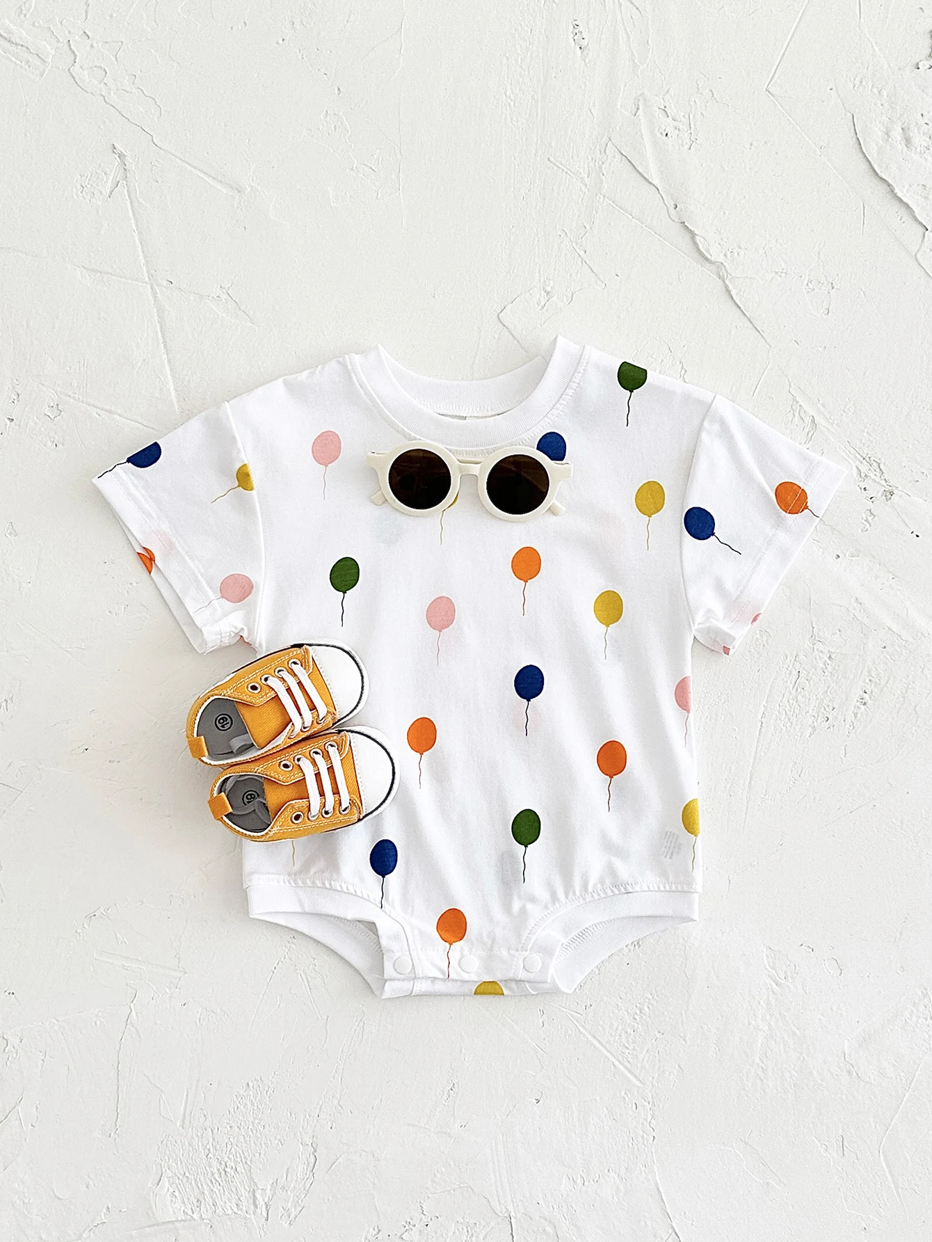 Title 6, Minimalistische baby jumpsuit met stippenprint ...