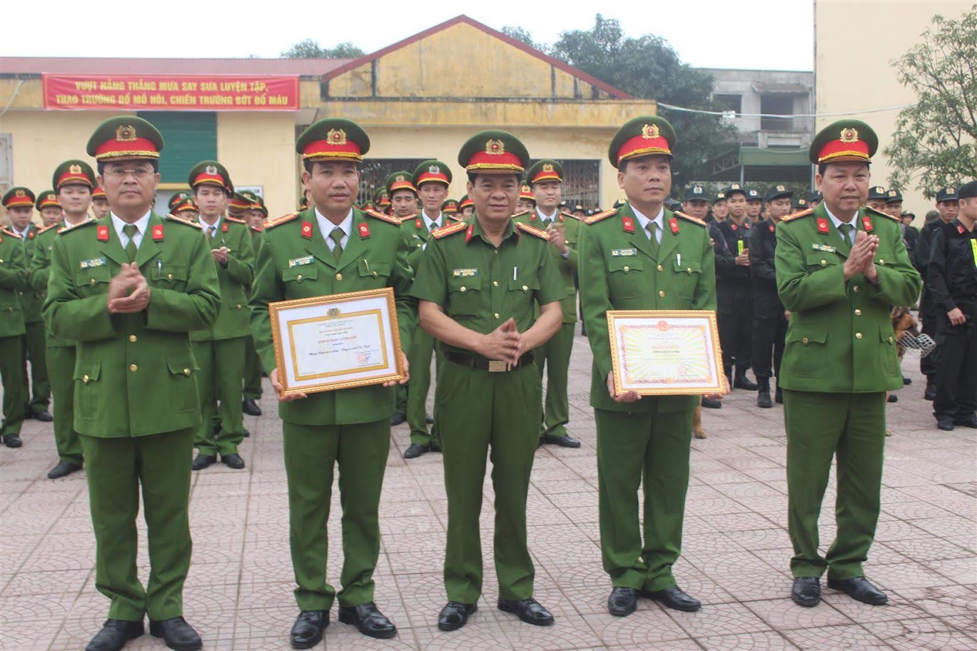 Đại tá Nguyễn Đình Thừa – Phó Giám đốc Công an tỉnh đã trao giấy khen của Bộ Tư lệnh Cảnh sát cơ động cho phòng Cảnh sát cơ động vì đã có thành tích xuất sắc trong công tác huấn luyện năm 2019