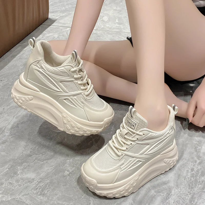 Nouvelles sneakers chunky d'été pour femmes, chaussures décontractées à plateforme. Confort et style assurés avec ces chaussures tendance et originales.