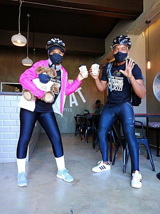 Kennedy Welani Tembo takes Eloise Scoble and mascot Coffeeholic_teddy on a Jozi Coffee Cycle Tour.