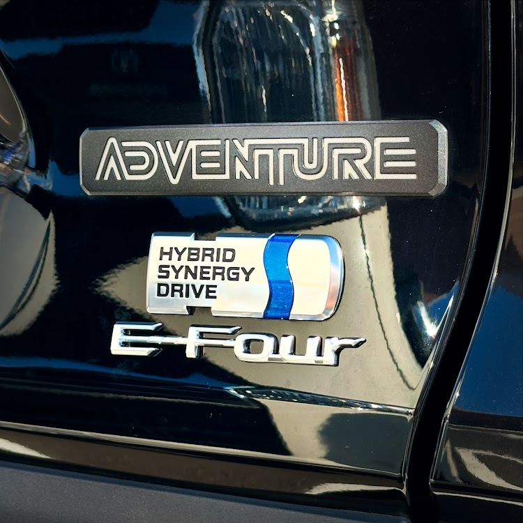 RAV4のAdventure・アティチュードブラックマイカ・218・E-Fourエンブレムに関するカスタム事例の投稿画像1枚目