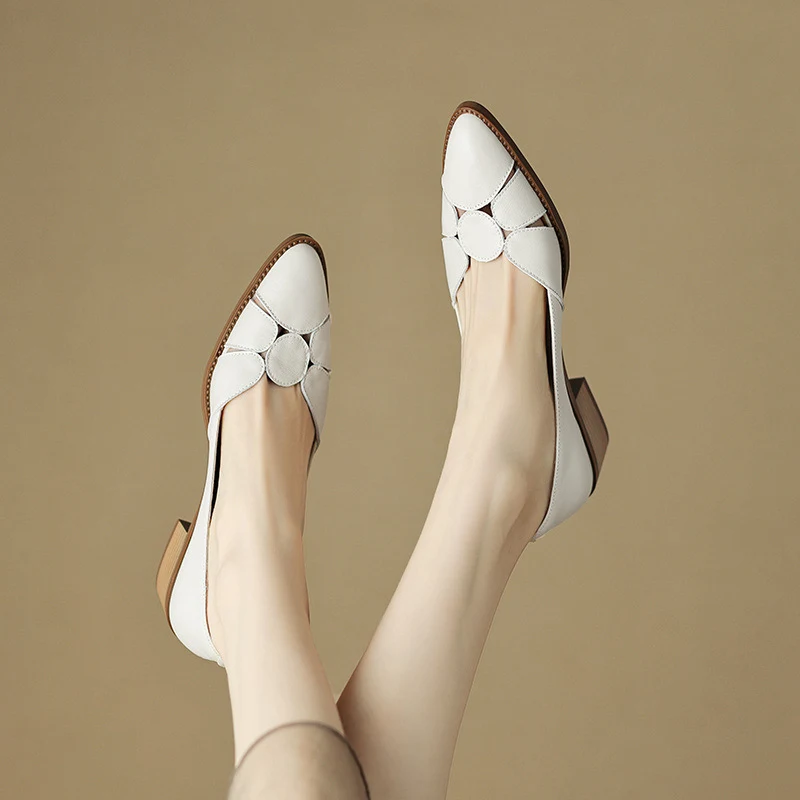 Leren low-cut chunky hak schoenen, gemaakt van eersteklas rundleer, voor langdurig comfort en stijl, perfect voor elke dag.