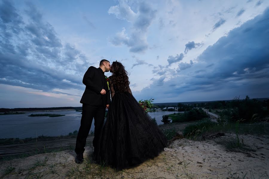 Wedding photographer Rostislav Nepomnyaschiy (rostislavnepomny). Photo of 8 April 2020