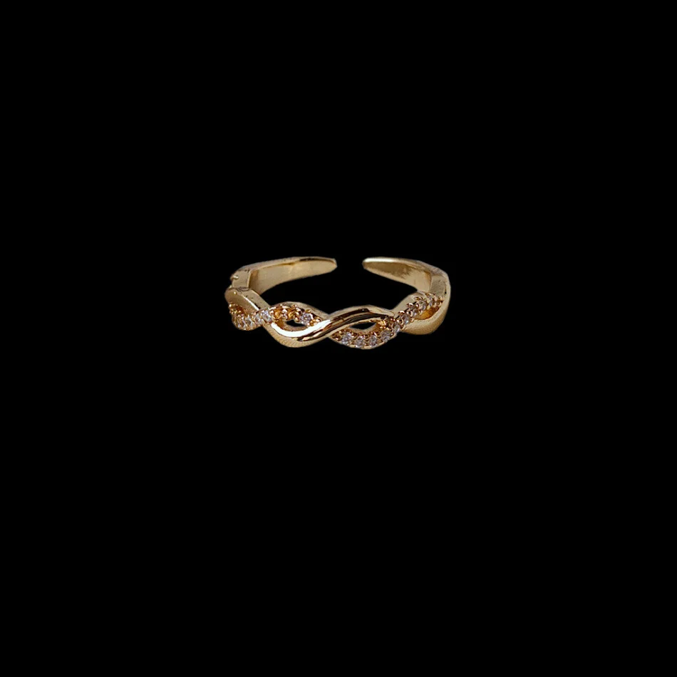 Anillo hueco retorcido con circonitas microengastadas de oro real para mujer, un accesorio elegante y brillante para realzar tu estilo.