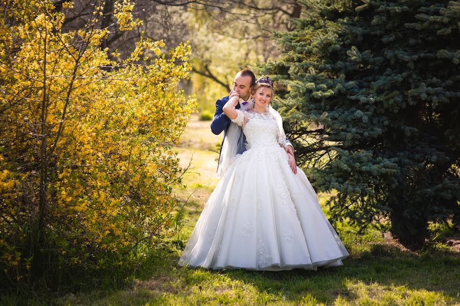 Wedding photographer Oleg Smolyaninov (smolyaninov11). Photo of 27 April 2017