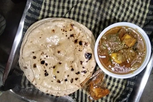 Kadai Paneer With 10 Butter Roti & Pickle