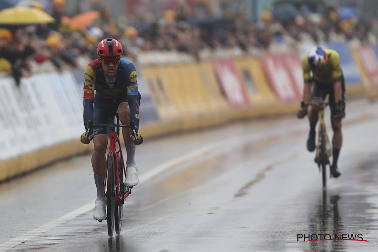 Plots rijdt totaal onbekende wielrenner in zog van Van Aert en Stuyven in volle finale: deze (onbedoelde) truc doet het 'm