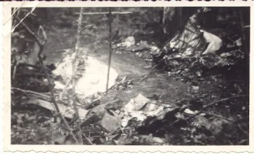 Photo : le bombardier Donald Irvine happé par l'hélice s'écrase dans un coin de forêt pres de la nationale Une tourelle de mitrailleuse gît aux côtés de la victime