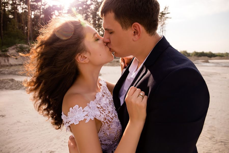 Fotógrafo de casamento Lyudmila Larikova (lucylarikova). Foto de 4 de maio 2019