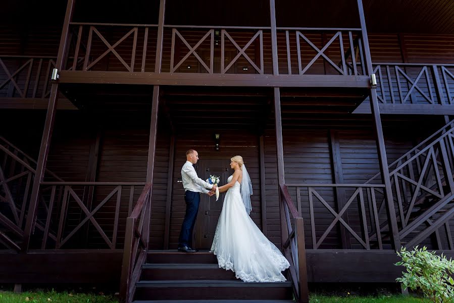 Fotógrafo de casamento Yuliya Romaniy (juliyuli). Foto de 10 de setembro 2017