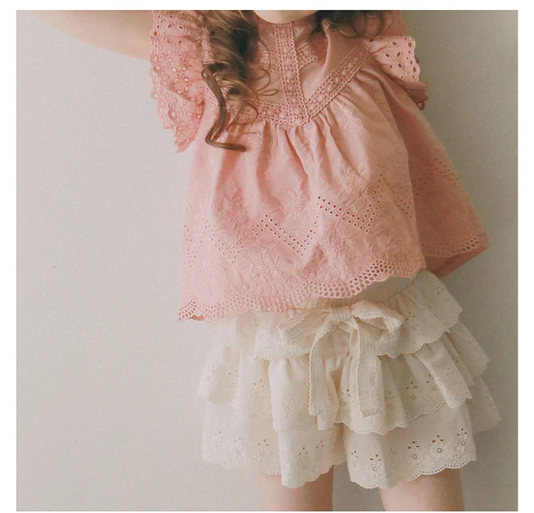Uitgesneden meisjes culottes met meerlaags kant, voor een chique en luchtige look, ideaal voor warme dagen en feesten.