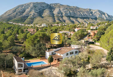 Villa avec piscine et terrasse 1