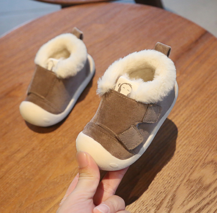 Zapatos para niños pequeños cómodos y duraderos. Ideales para sus primeros pasos. Calzado infantil con diseños divertidos y seguros para exploradores.
