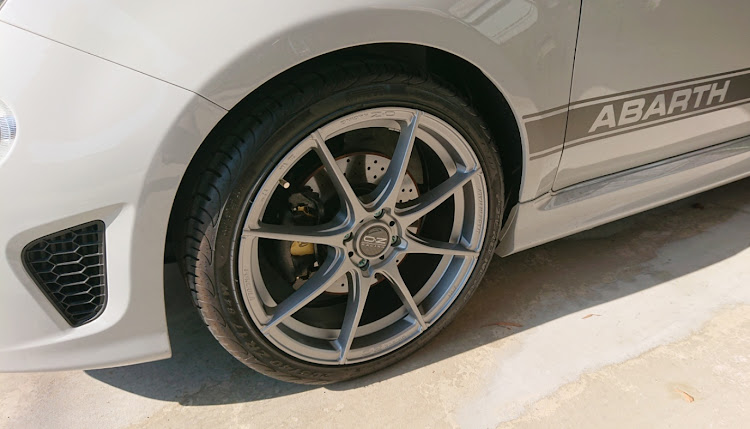 595Cのアバルト595c・イタリア車・ホイール交換・OZホイールに関するカスタム事例の投稿画像2枚目