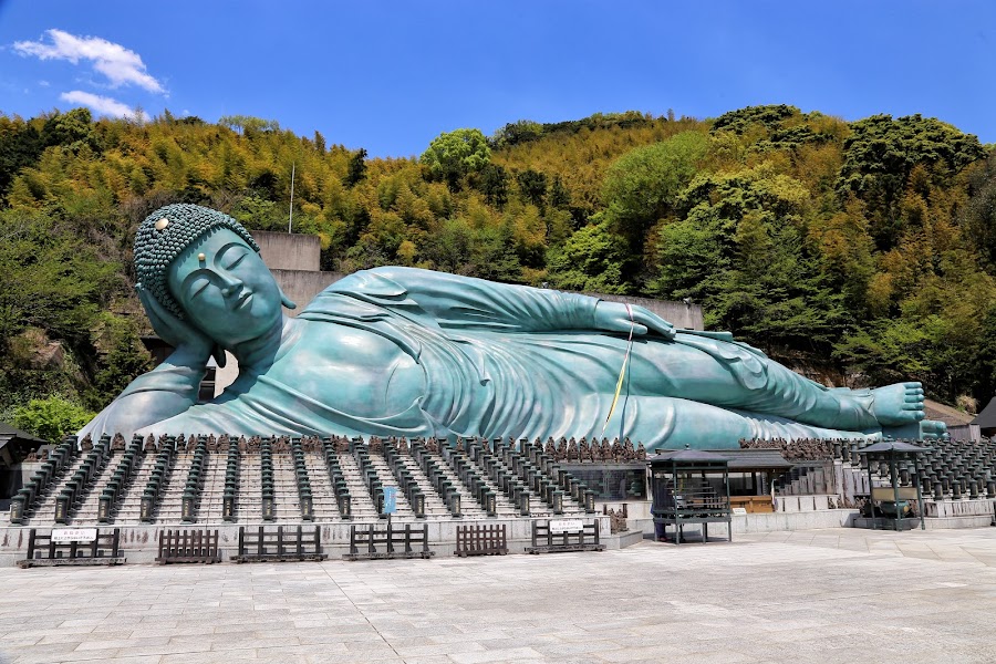 Sasaguri i leżący Budda